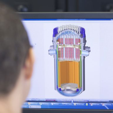 Ingénieur du bureau d'études industrialisation travaillant sur simulation 3D