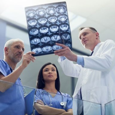 Groupe de médecins regardant un scanner médical © iStock